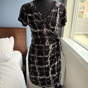 Banana Republic Black and White Abstract Mini V-Neck Wrap Dress